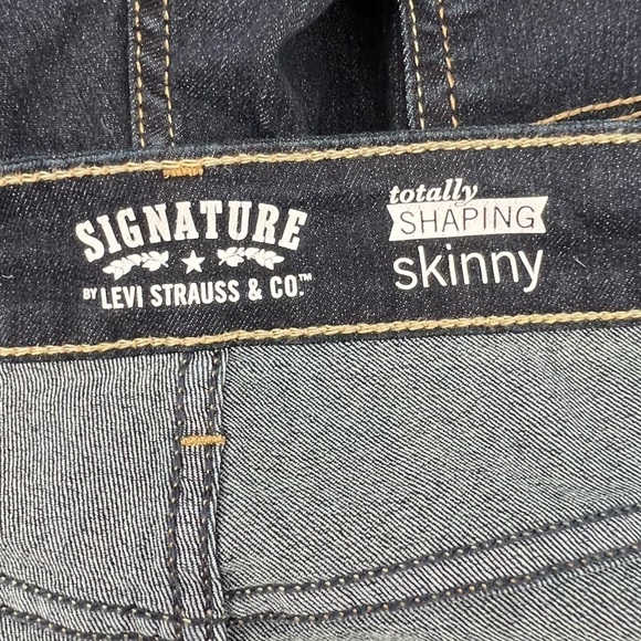 Signature By Levi Strauss Totally Shaping Skinny Jeans Size 16 Women’s - Picture 2 of 5